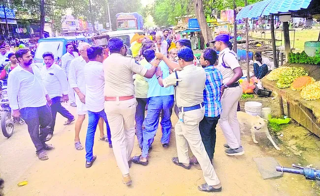 పోలీసుల దౌర్జన్యం