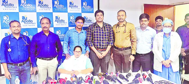 చేప ముల్లు తీసి.. ప్రాణం నిలిపి..