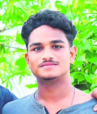 ఇసుక ట్రాక్టర్‌ ఢీకొని   యువకుడు..