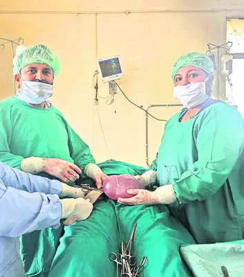 మహిళ కడుపులో కణతి తొలగింపు