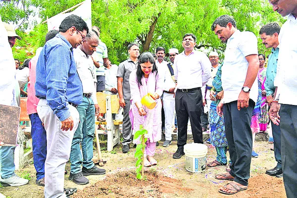ప్రతీ ఒక్కరు మొక్కలు నాటాలి