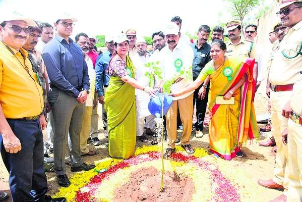 ఉద్యమంలా మొక్కలు నాటుదాం