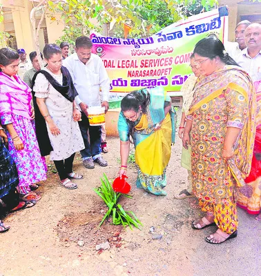 పర్యావరణ సమతుల్యతకు మొక్కలు నాటాలి 
