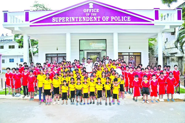 చదువుతో పాటు క్రీడల్లోనూ రాణించాలి 