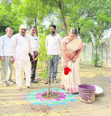 ప్రతి ఒక్కరూ మొక్కలు నాటాలి