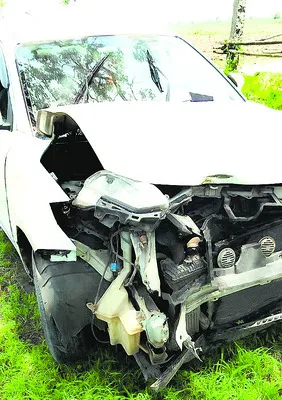 అదుపు తప్పిన రెండు కార్లు 