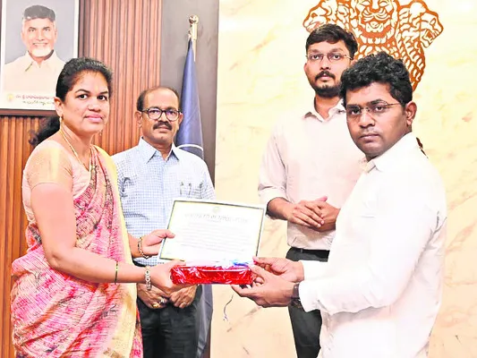తహసీల్దార్లకు ప్రశంసా పత్రాలు 