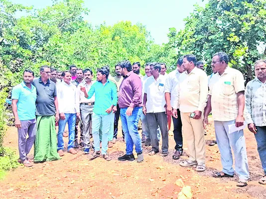 అలుగువాగు ప్రాజెక్ట్‌ కాలువ పరిశీలన
