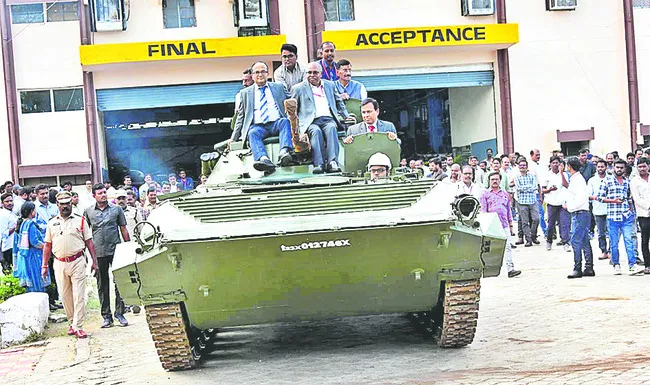 యుద్ధ ట్యాంకులను పరిశీలించిన కేంద్రమంత్రి 