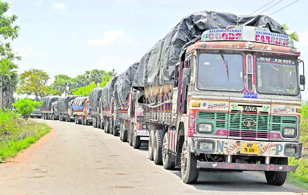 ఫ ధాన్యం లారీల బారులు