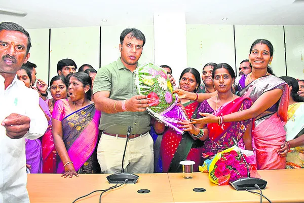 మూడు నెలల్లోగా ఇళ్లు పూర్తి చేయాలి