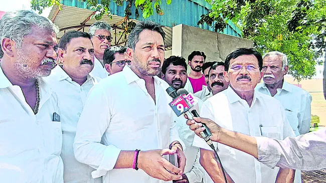 ప్రశ్నించే వారిపై కేసులా?