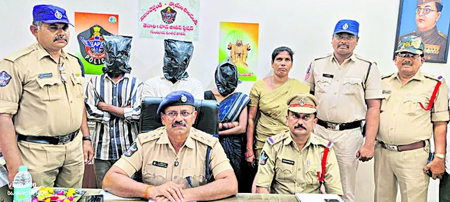 బంగారం కోసమే వృద్ధురాలి హత్య