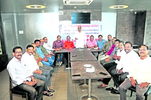 జర్నలిస్టుల చట్టాలను పునరుద్ధరించాలి