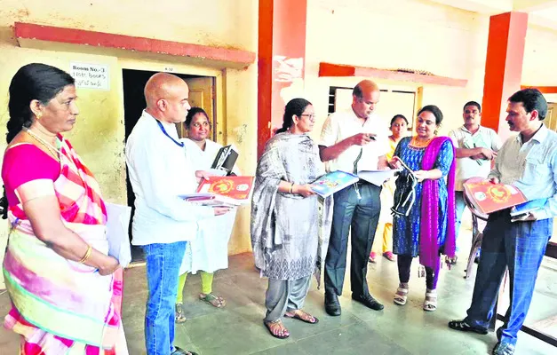 ప్రతి విద్యార్థికి స్కూల్‌ కిట్లు అందాలి 