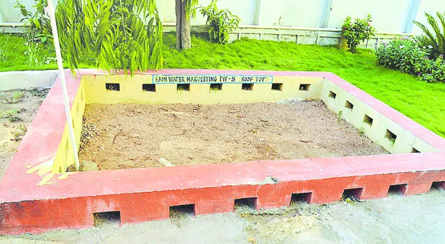 ఇంకుడు గుంతలు..కళ్లకు గంతలు!