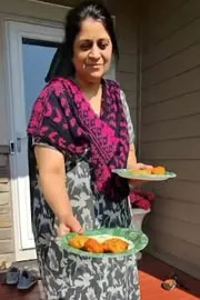 Indian Woman Offers American Construction Workers Medu Vadas2