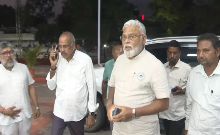 YSRCP Leaders Visit Guntur Hospital For Party Supporter Health