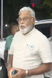 YSRCP Leaders Visit Guntur Hospital For Party Supporter Health8