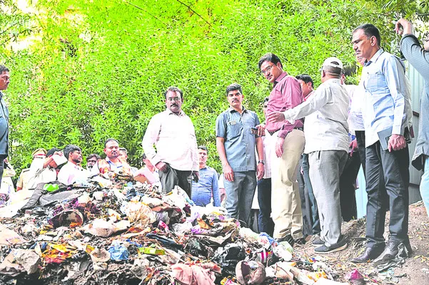 నాలాల కబ్జాలను పరిశీలించిన హైడ్రా కమిషనర్