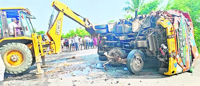 రెండు లారీలు ఢీ.. డ్రైవర్‌కు తీవ్ర గాయాలు