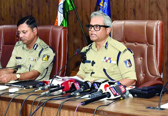 తప్పు మీది.. శిక్ష పోలీసులకా?