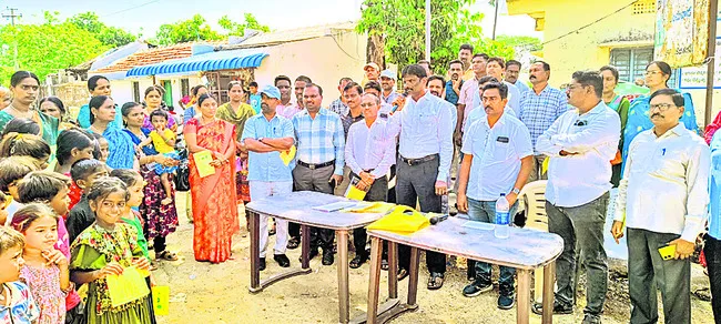 బడిఈడు పిల్లలను బడిలో చేర్పించాలి