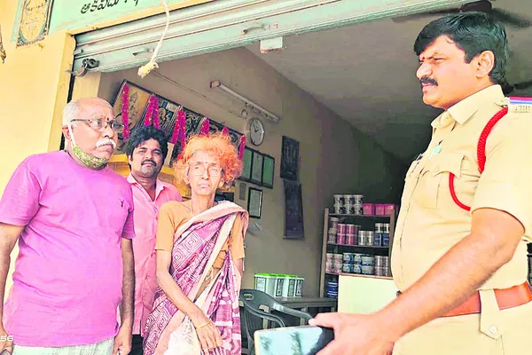 మాయమాటలతో ఏటీఎంలో సొమ్ము స్వాహా 