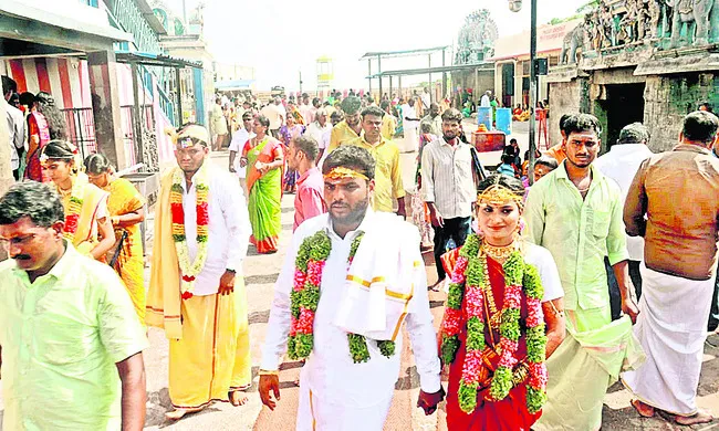 తిరుత్తణి ఆలయంలో పెళ్లి సందడి