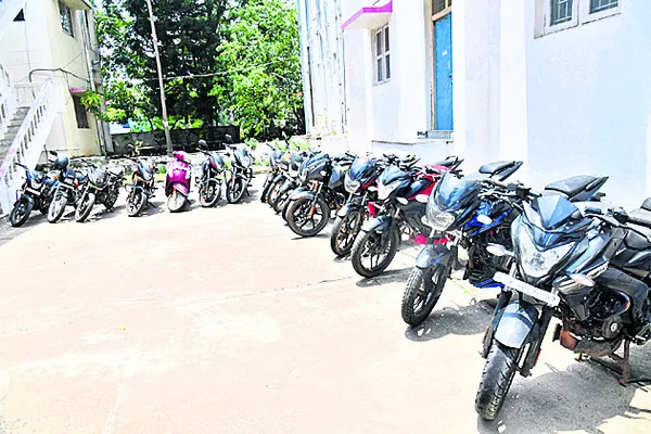 పోలీసులకు చిక్కిన బైకుల దొంగ