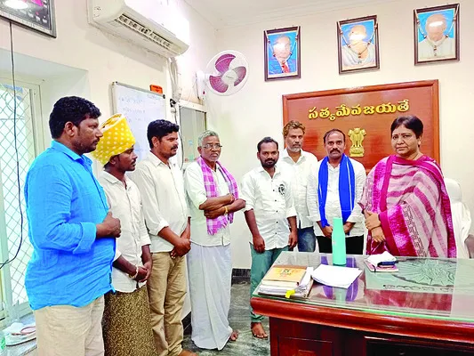 కామాంధులను కఠినంగా శిక్షించాలి 