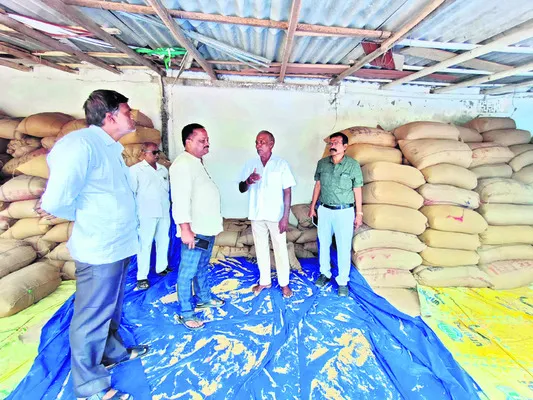 లాకర్లో బంగారు ఆభరణం మాయం