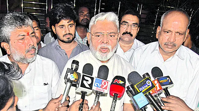 పోలీసులు రౌడీల్లా వ్యవహరిస్తున్నారు