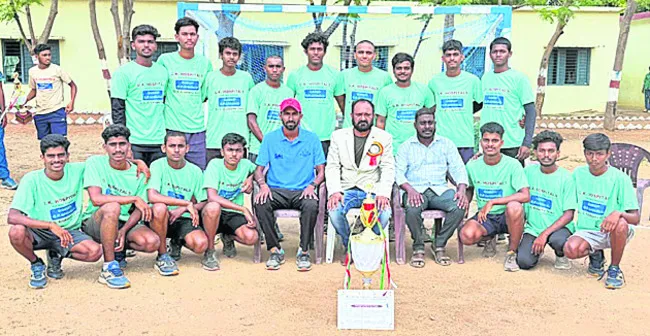 హ్యాండ్బాల్లో కరీంనగర్ జట్టుకు గోల్డ్మెడల్