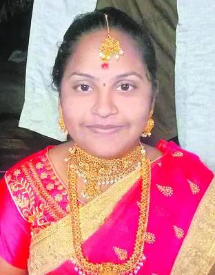 ఉరికి వేలాడుతూ వివాహిత మృతి