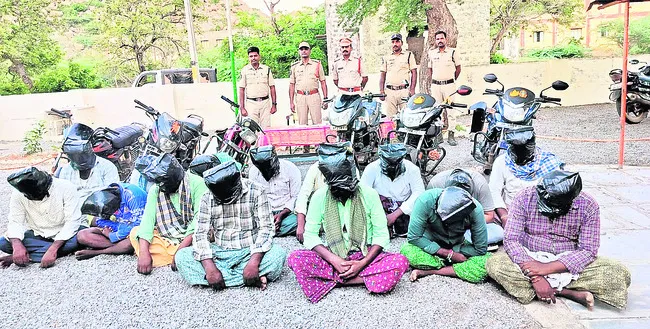 పేకాటరాయుళ్ల అరెస్టు 