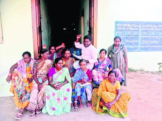 అర్హులకే ఇళ్లు ఇవ్వాలని ఆందోళన