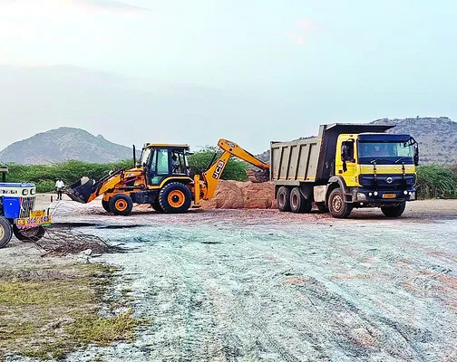 ఇసుక అక్రమ రవాణా అడ్డగింత 