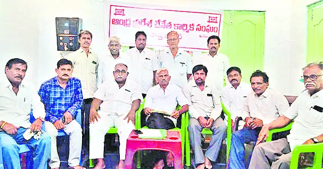 హామీలు నెరవేర్చి.. చేనేత పరిశ్రమను రక్షించండి