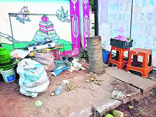 కక్షకట్టి రోడ్డున పడేశారు..! 
