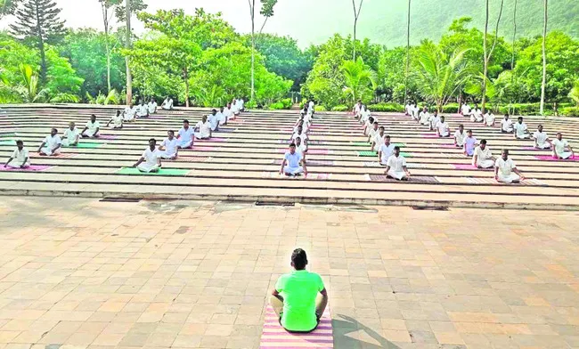 ఖైదీలకు యోగా శిక్షణ