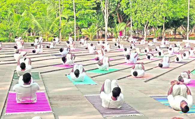 ఖైదీలకు యోగా శిక్షణ