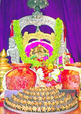 పైడితల్లి అమ్మవారికి స్వర్ణ పుష్పార్చన