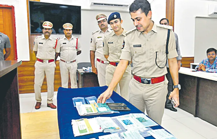 కాకినాడలో సైబర్‌ స్కామర్లు