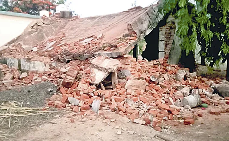 Dilapidated school building collapses in Nirmal