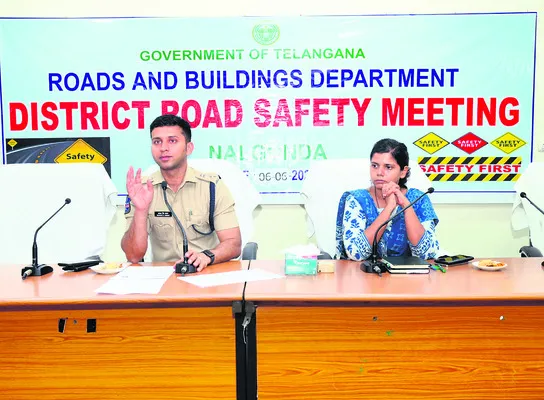 రోడ్డు ప్రమాదాలను నివారించాలి