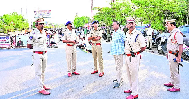 పట్టణంలో భారీ బందోబస్తు 