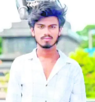 ట్రాక్టర్ శుభ్రం చేస్తుండగా..