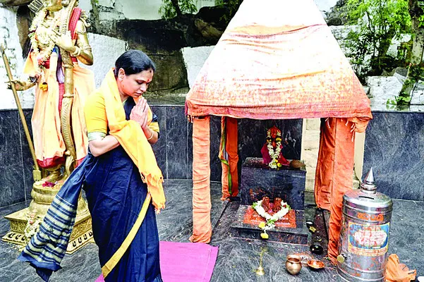 ఆలయాల్లో గాలి సతీమణి పూజలు