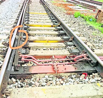 రైల్వేట్రాక్ లింక్ మధ్యలో సిమెంట్ రాయి కలకలం